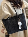 Sac cabas noir plissé chic avec breloque monstre en peluche et logo en métal argenté - Noir + Pendentif Elfe Blanc