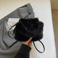 Sac à main en fausse fourrure noire avec texture peluche et bandoulière amovible - Noir