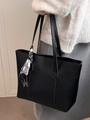 Grande borsa tote nera in pelle opaca con sciarpa stampata decorativa sulla tracolla - Nero + Sciarpa