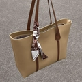 Borsa tote beige con manici marroni e sciarpa decorativa con stampa di orsetto - Cachi con foulard di seta