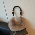 Borsa a spalla in pelliccia sintetica marrone con manico in perline di legno - Marrone
