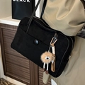 Borsa tote in tela nera con fibbia rotonda e ciondolo a pompon morbido - Nero (con pendente)