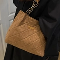 Borsa tote trapuntata marrone con motivo a rombi e tracolla a catena metallica - Marrone