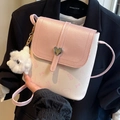 Borsa a secchiello in ecopelle rosa e bianca con fibbia a cuore e ciondolo di peluche - Rosa + Ciondolo Elfo Bianco