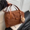 Borsa a tracolla marrone in finta pelle scamosciata capiente con un ciondolo di peluche - Marrone (Con Pendaglio)