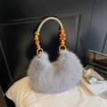 Borsa a spalla in pelliccia sintetica grigio chiaro con manico in corda intrecciata - Grigio