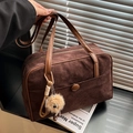 Borsa tote vintage in pelle scamosciata marrone scuro con ciondolo in peluche e tracolla - Caffè (con Ciondolo)