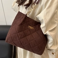 Borsa tote trapuntata marrone scuro con catena dorata e motivo a rombi - caffè