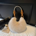 Borsa hobo in ecopelliccia color albicocca con manico in perline di legno arancioni - Cachi