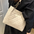 Borsa tote beige trapuntata con motivo a rombi e tracolla a catena dorata da donna - Bianco