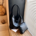 Ensemble sac hobo rétro en similicuir noir avec grand cabas et pochette zippée assortie - Ensemble de Deux Pièces / Noir
