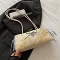 Borsa a spalla beige ricamata con fiori, fiocchi blu e pendente a cuore - Fiore Oro