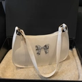 Bolso hobo blanco crema con lazo metálico plateado en una caja de regalo elegante - Estampado de Leopardo Blanco