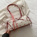 Elegante borsa a spalla in tela beige con motivi a fiocchi rossi e ciondolo a cuore - Rosso