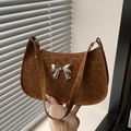 Bolso de hombro marrón con estampado de leopardo, lazo plateado y textura de ante - Leopardo Marrón