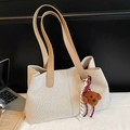 Elegante bolso tote de lona beige con asas de cuero marrón y colgante de osito - Caqui Con Colgante De Conejo
