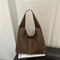 Bolso tote grande marrón oscuro con textura de cuero granulado de calidad y estilo minimal - Marrón