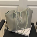 Elegante borsa tote verde salvia con trama litchi e chiusura metallica a girello - Verde