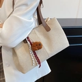 Bolso tote de lona blanco roto con asas de cuero marrón y colgante de osito - Marrón con Colgante