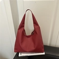 Bolso tote burdeos con textura de cuero granulado y correa de hombro ancha espaciosa - Rojo