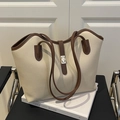 Elegante borsa tote in pelle litchi bianco sporco con finiture marroni e chiusura silver - Bianco Sporco
