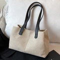 Bolso tote minimalista de lona beige con correas de cuero negro y textura tejida - Negro sin Colgante