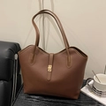 Borsa tote marrone caramello con texture pelle martellata e chiusura girevole oro - caffè