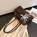 Bolso tote marrón oscuro brillante con lazo de perlas y encaje de estilo coquette - Café Con Colgante Corazón Perla