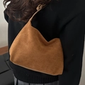 Bolso de hombro en nailon caramelo retro con textura mate para un estilo otoñal minimalista - Marrón