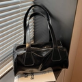 Minimalistische schwarze glänzende Schultertasche aus Kunstleder im Vintage-Stil - Schwarz