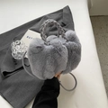 Bolso de piel sintética gris claro con asa trenzada y una correa de hombro larga - Azul