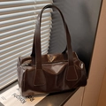Minimalistische glänzende Baguette-Tasche in Dunkelbraun mit doppelten Schultergurten - Kaffeebraun