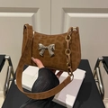 Dunkelbraune Schultertasche mit Leopardenmuster, silberner Schmetterlingsschnalle - Brauner Leopard