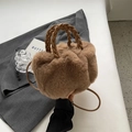 Bolso de peluche marrón con asas trenzadas y correa ajustable para el hombro - Marrón