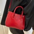 Glänzende rote Handtasche aus Kunstleder mit Tragegriffen und goldenen Haken - Rot