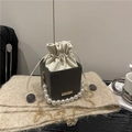 Mini borsa a scatola grigio scuro con manico di perle e sacchetto interno crema - Grigio