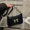 Schwarze Schultertasche mit Leopardenmuster, silberner Schleife und Acrylkettengriff - Schwarzer Leopard