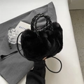 Sac nuage chic en fausse fourrure noire avec poignée tressée et bandoulière amovible - Noir