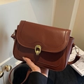 Klassische dunkelbraune Vintage-Klapptasche mit Goldringen und verstellbarem Riemen - Braun