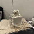 Secchiello bianco in pelle con manico di perle e catena d'oro su tessuto beige - Bianco Sporco