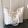 Cremefarbene gesteppte Shopper-Tasche mit schwarzen Schleifen und Herz-Anhänger - Weiß