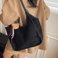 Grande borsa tote in pelle scamosciata nera con ciondolo orsetto e profili in pelle - Nero Con Ciondolo A Orso