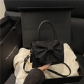 Sac de soirée noir scintillant avec nœud papillon surdimensionné et détails dorés - Noir