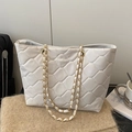 Weiße gesteppte Tragetasche mit goldener Kette und elegantem Rautenmuster-Finish - Gebrochenes Weiß