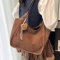 Borsa a tracolla in pelle scamosciata marrone da donna con ciondolo a forma di orsetto - Marrone Con Ciondolo A Orso
