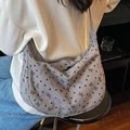 Bolso bandolera de pana en forma de media luna gris claro con lazo negro y corazones - Gris