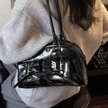 Bolso bandolera de cuero PU negro brillante con lazos y herrajes de metal plateado - Negro
