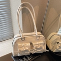 Bolso de hombro en PU blanco crema brillante con bolsillos de lazo y detalles en plata - Blanco Roto