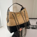 Bolso tote acolchado de gamuza caqui y cuero negro con correa de cadena metálica - Caqui