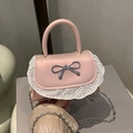 Borsa a tracolla rosa con fiocco d'argento e pizzo bianco, vista portata a mano - Rosa